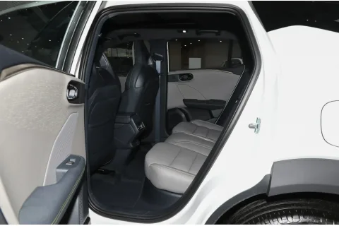 Lynk & Co 06 MAX — 12